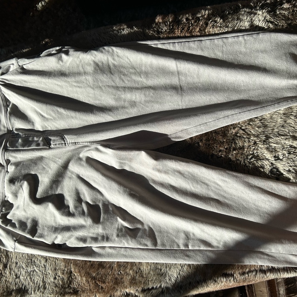 VUORI Stylish Gray Jogger Pants